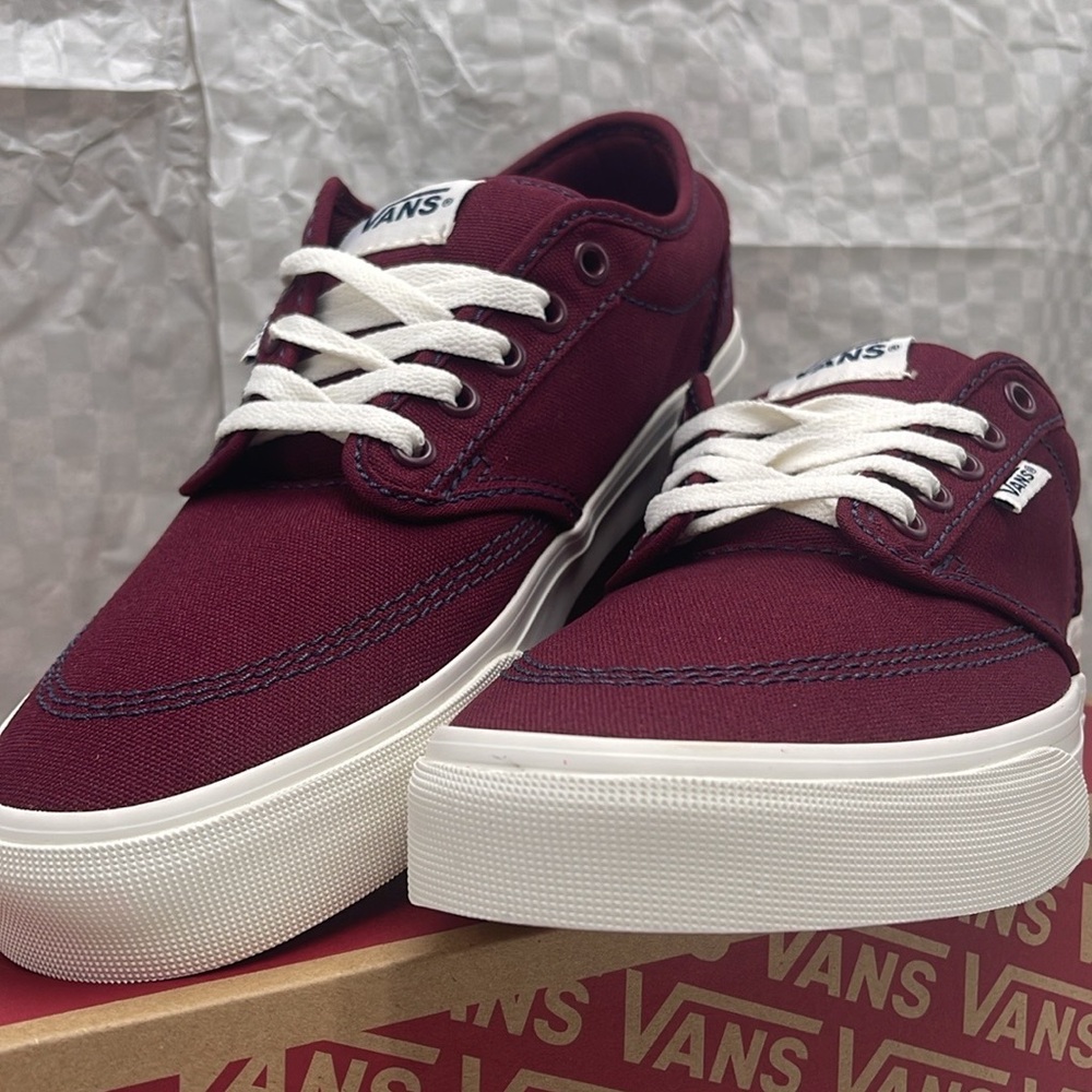Vans WMNS Burgundy Canvas Sneakers Atwood
Outdoor Port Rovale
VN000CX84QU - Picture 6 of 16
